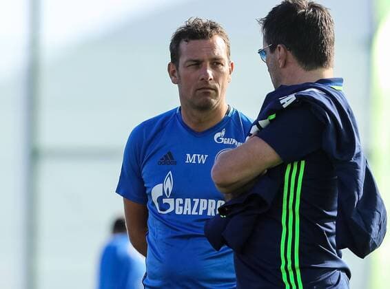 Benidorm, Spanien, 05.01.2017, Trainingslager FC Schalke 04 , Chef-Trainer Markus Weinzierl (S04) Sportdirektor Christian Heidel (S04) diskutieren ( DeFodi507