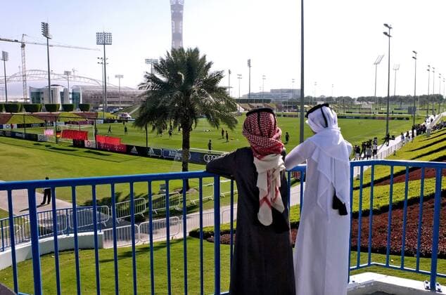 Bilder des Tages - SPORT 06.01.2017, Fussball 1.Bundesliga 2016 2017, FC Bayern München Wintertrainingslager in Doha (Katar). Training auf dem Trainingsplatz der Aspire Academy bei Doha, Einheimische in traditionellen Gewändern schauen dem Training zu. 