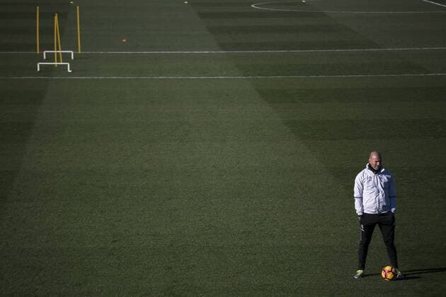 Themen der Woche - SPORT Bilder des Tages - SPORT Real Madrid s coach, Zinedine Zidane, attends the team s training session in Valdebebas sports city in Madrid, Spain, on 06 January 2016. Real Madrid will face Granada FC on 07 January in a Primera Division Liga match at the Santiago Bernabeu stadium. Real Madrid training session !ACHTUNG: NUR REDAKTIONELLE NUTZUNG!  20170106-636193025702540965
