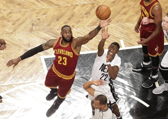 Bilder des Tages - SPORT Bilder des Tages - SPORT Cleveland Cavaliers LeBron James and Brooklyn Nets Caris LeVert leap for a jump ball in the first quarter at Barclays Center in New York City on January 6, 2017. The Cavaliers defeated the Nets 116-108.  NYP20170106132 JOHNxANGELILLO