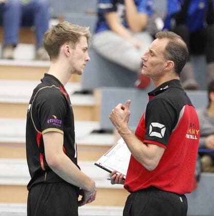 Volleyball Hessen - U21 U 21 WM-Qualifikation Männer 06.01.2017 Germany (schwarz) - Estonia (ws) v.l. Matti Binder (Germany 17), Trainer Johan Verstappen (Germany) Germany - Estonia