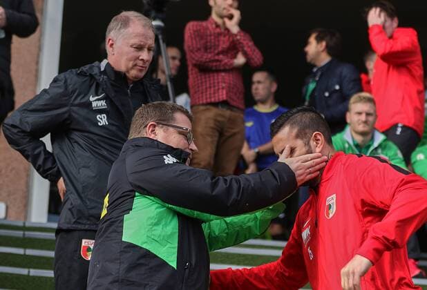 Max Eberl (Manager Bor. Mönchengladbach) im Gespräch mit Raul Bobadilla (FC Augsburg 25) während der Halbzeitpause, Stefan Reuter (Geschäftsführer FC Augsburg, dahinter), Testspiel FC Augsburg - AZ Alkmaar, FC Augsburg, Trainingslager Marbella, Saison 2016-2017, 07.01.2017