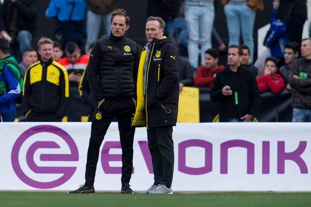 La Linea de la Concepcion - Gibraltar, Spain, 07.01.2017, Tespiel BV Borussia Dortmund - PSV Eindhoven, Trainer Thomas Tuchel (BVB) und CEO Geschaeftsfuehrer Hans-Joachim Watzke (BVB) schauen ( DeFodi001