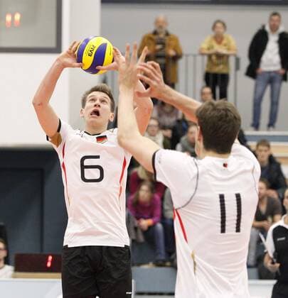 Volleyball Hessen - U21 U 21 WM-Qualifikation Männer 08.01.2017 Germany (ws) - Romania (blau) v.l. Johannes Tille (Germany 6), Tobias Krick (Germany 11) Germany - Romania