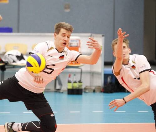 Volleyball Hessen - U21 U 21 WM-Qualifikation Männer 08.01.2017 Germany (ws) - Romania (blau) v.l. Johannes Tille (Germany 6), Corbin Balster (Germany 7) Germany - Romania
