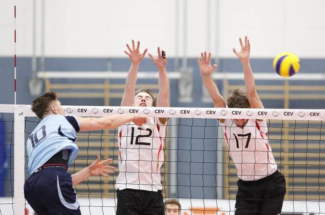 Volleyball Hessen - U21 U 21 WM-Qualifikation Männer 08.01.2017 Germany (ws) - Romania (blau) v.l. Robert Adrian Aciobanitei (Romania 10), Johannes Mönnich (Germany 12), Matti Binder (Germany 17) Germany - Romania