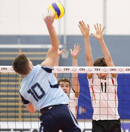 Volleyball Hessen - U21 U 21 WM-Qualifikation Männer 08.01.2017 Germany (ws) - Romania (blau) v.l. Robert Adrian Aciobanitei (Romania 10), Johannes Tille (Germany 6), Tobias Krick (Germany 11) Germany - Romania