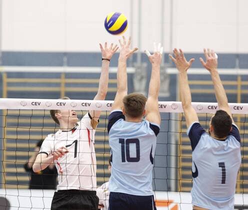Volleyball Hessen - U21 U 21 WM-Qualifikation Männer 08.01.2017 Germany (ws) - Romania (blau) v.l. Corbin Balster (Germany 7), Robert Adrian Aciobanitei (Romania 10), Tudor Magdas (Romania 1) Germany - Romania