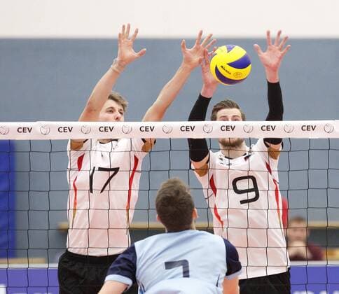 Volleyball Hessen - U21 U 21 WM-Qualifikation Männer 08.01.2017 Germany (ws) - Romania (blau) v.l. Matti Binder (Germany 17), Egor Bogachev (Germany 9), Rares Ionut Balean (Romania 7) Germany - Romania