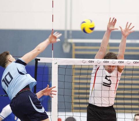 Volleyball Hessen - U21 U 21 WM-Qualifikation Männer 08.01.2017 Germany (ws) - Romania (blau) v.l. Robert Adrian Aciobanitei (Romania 10), Maximilian Auste (Germany 5) Germany - Romania