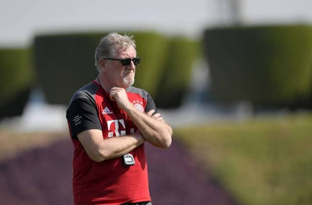 08.01.2017, Fussball 1.Bundesliga 2016 2017, FC Bayern München Wintertrainingslager in Doha (Katar). Training auf dem Trainingsplatz der Aspire Academy bei Doha, Fitnesstrainer Giovanni Mauri (FC Bayern München) nachdenklich. 