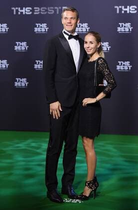 Fussball International FIFA The Best Football Awards 2016 09.01.2017 Torwart Manuel Neuer (li, FC Bayern Muenchen Deutschland) mit Nina Weiss 