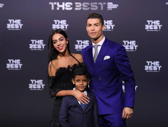 Bilder des Tages - SPORT Fussball International FIFA The Best Football Awards 2016 09.01.2017 Cristiano Ronaldo (re, Real Madrid Portugal) mit seiner neue Freundin Georgina Rodriguez und Sohn Cristiano Ronaldo Jr (Mitte) 