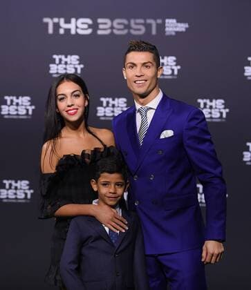 Fussball International FIFA The Best Football Awards 2016 09.01.2017 Cristiano Ronaldo (re, Real Madrid Portugal) mit seiner neue Freundin Georgina Rodriguez und Sohn Cristiano Ronaldo Jr (Mitte) 