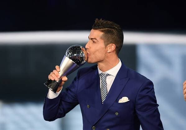 Themen der Woche - SPORT Bilder des Tages - SPORT The Best FIFA Football Awards - Cristiano Ronaldo ist Weltfußballer 2016 Fussball International FIFA The Best Football Awards 2016 09.01.2017 The Best 2016; Cristiano Ronaldo (Real Madrid Portugal) kuesst den Pokal 