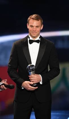 Themen der Woche - SPORT Bilder des Tages - SPORT Fussball International FIFA The Best Football Awards 2016 09.01.2017 FIFPro World XI Mannschaft des Jahres 2016: Torwart Torwart Manuel Neuer (FC Bayern Muenchen Deutschland) mit Pokal 