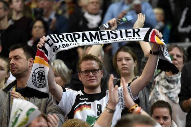 09.01.2016, xkhx, Kassel, Rothenbach-Halle Handball-Nationalmannschaft im Vorfeld der WM 2017 Länderspiel Deuschland- Österreich Fan mit dem Fanschal Europameister