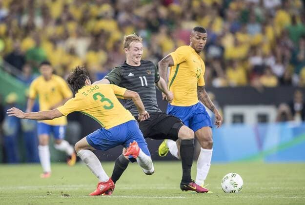 Julian BRANDT (GER) im Duell gegen Caio RODRIGO l. und WALACE r. (BRA), Aktion, Zweikampf, Fussball Maenner Finale, Brasilien (BRA) - Deutschland (GER) 5:4 i.E. am 20.08.2016 Olympische Sommerspiele 2016, vom 05.08. - 21.08.2016 in Rio de Janeiro Brasilien.