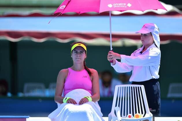 Bilder des Tages - SPORT January 10, 2017: Sorana Cirstea (ROM) rests between games in a match against Destanee Aiava (AUS) on day one of the 2017 Priceline Pharmacy Kooyong Classic tournament at the Kooyong Lawn Tennis Club in Melbourne, Australia. Cirstea won 61 76. Cal Media Tennis 2017: Kooyong Classic JAN 10 - ZUMAc04_ 20170110_zaf_c04_041