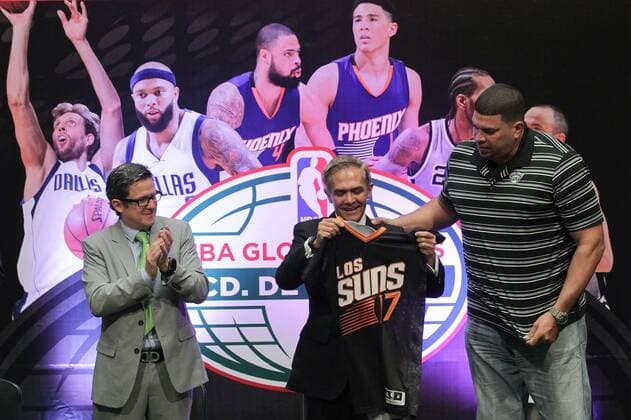 NBA Basketball Herren USA Mexico Director Raul Zarraga (L), Mexico City s Mayor Miguel Angel Mancera (C) and former player Horacio Llamas (R) take part at a press conference PK Pressekonferenz to present the NBA regular games that will be played in Mexico, in Mexico City, 10 January 2017. EFE Alex Cruz THE NBA PRESENTS NBA GAMES IN MEXICO !ACHTUNG: NUR REDAKTIONELLE NUTZUNG!  MEX010 20170110-636196825383823558