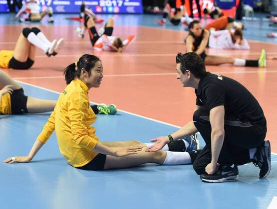 Turkish Vakifbank s player Zhu Ting (L) talks with coach Giovanni Guidetti before the 2017 CEV Women s Volleyball Champions League Group D match against Eczacibasi of Turkey in Istanbul, Turkey, on Jan. 10, 2017. Vakifbank won 3-2. ) (SP)TURKEY-ISTANBUL-WOMEN S VOLLEYBALL-CEV CHAMPIONS LEAGUE-VAKIFBANK VS ECZACIBASI HexCanling 
