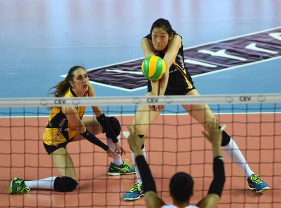 Turkish Vakifbank s player Zhu Ting (back, R) saves the ball during the 2017 CEV Women s Volleyball Champions League Group D match against Eczacibasi of Turkey in Istanbul, Turkey, on Jan. 10, 2017. Vakifbank won 3-2. ) (SP)TURKEY-ISTANBUL-WOMEN S VOLLEYBALL-CEV CHAMPIONS LEAGUE-VAKIFBANK VS ECZACIBASI HexCanling 
