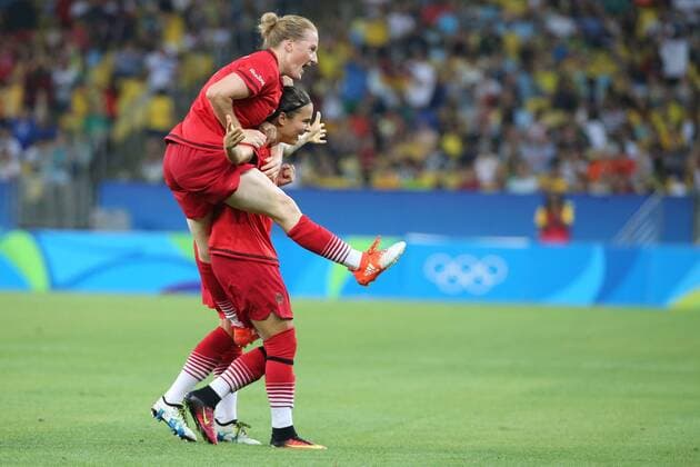Olympic Games Olympische Spiele Olympia OS Rio 2016 - 19.08.2016, Fussball - Finale der Frauen im Maracana Stadion, Olympische Spiele, Spiel um Gold, Finalspiel: Tor: Dzsenifer Marozsan ( GER Olympique Lyon) leitet per Freistoss das Tor zum 2:0 ein, Jubel zur 2:0 Führung mit Melanie Behringer ( GER Bayern München) und Dzsenifer Marozsan ( GER Olympique Lyon) -