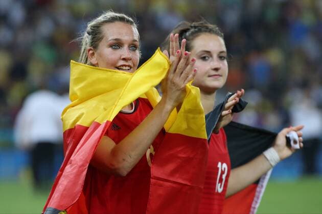 Olympic Games Olympische Spiele Olympia OS Rio 2016 - 19.08.2016, Fussball - Finale der Frauen im Maracana Stadion, Olympische Spiele, Spiel um Gold, Finalspiel: Gold für Deutschland, Goldmedaille für die deutsche Frauennationalmannschaft im Maracana Stadion, Applaus von Lena Goeßling ( GER VfL Wolfsburg) und Sara Däbritz ( GER Bayern München) an die Fans -