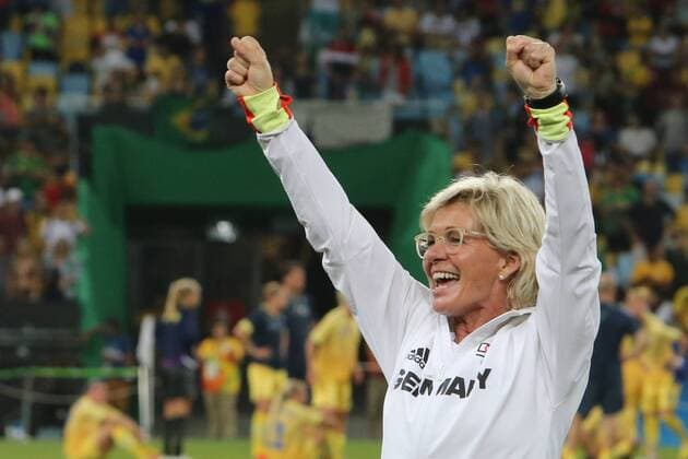 Olympic Games Olympische Spiele Olympia OS Rio 2016 - 19.08.2016, Fussball - Finale der Frauen im Maracana Stadion, Olympische Spiele, Spiel um Gold, Finalspiel: Gold für Deutschland, Goldmedaille für die deutsche Frauennationalmannschaft im Maracana Stadion, Jubelnde Bundestrainerin Silvia Neid (GER), Siegerfäuste -