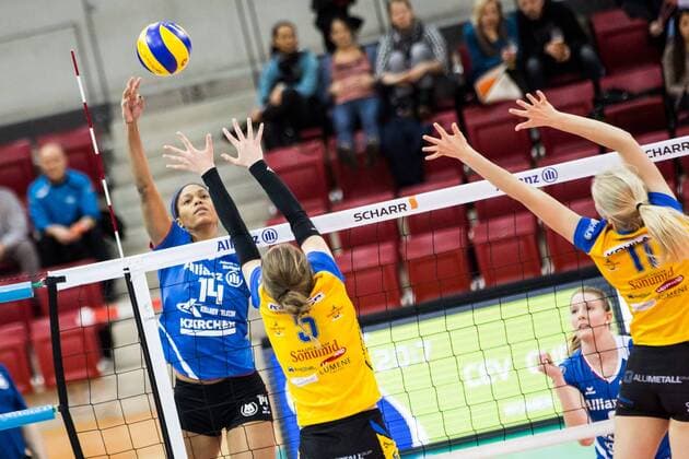 Angriff Aiyana Whitney (14 MTV) - Block Silvia Pertens (5 Kohila) und Agnes Karm (11 Kohila); 2017 CEV Volleyball Cup: Allianz MTV Stuttgart vs Kohila VC, SCHARRena, Stuttgart Germany, 20170111; Stuttgart Copyright: xWuechner Eibner-Pressefotox EP_NWR