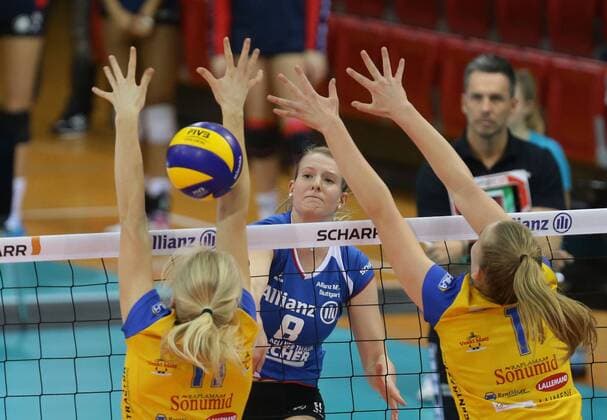 Stuttgart , Volleyball CEV Cup Lallianz MTV Stuttgart vs. Kohila VC , Julia Schäfer ( Allianz )