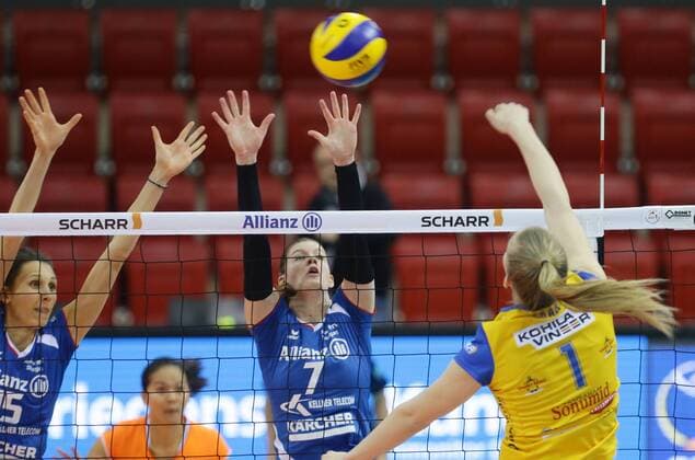 Stuttgart , Volleyball CEV Cup Lallianz MTV Stuttgart vs. Kohila VC , von links: Jennifer Pettge Renata Sandor ( Allianz ) Kertu Laak ( Kohila )