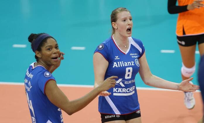 Stuttgart , Volleyball CEV Cup Lallianz MTV Stuttgart vs. Kohila VC , von links: Aiyana Whitney Julia Schäfer ( Allianz )
