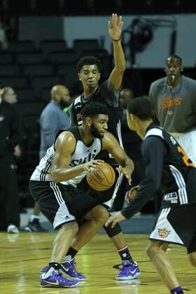 NBA, Training der Phonix Suns und Dallas Mavericks in Mexico City Phoenix Suns Alan Williams (front) and Marquese Chriss (back) during a training session prior to their NBA Basketball Herren USA regular season s match against Dallas Mavericks at the Arena City in Mexico City, Mexico, 11 January 2017. EFE Jose Mendez PHOENIX SUNS TRAINING SESSION IN MEXICO !ACHTUNG: NUR REDAKTIONELLE NUTZUNG!  MEX001 20170111-636197629005701239