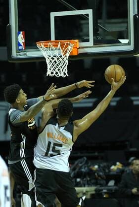 NBA, Training der Phonix Suns und Dallas Mavericks in Mexico City Phoenix Suns Alan Williams (R) and Marquese Chriss (L) during a training session prior to their NBA Basketball Herren USA regular season s match against Dallas Mavericks at the Arena City in Mexico City, Mexico, 11 January 2017. EFE Jose Mendez PHOENIX SUNS TRAINING SESSION IN MEXICO !ACHTUNG: NUR REDAKTIONELLE NUTZUNG!  MEX001 20170111-636197629622353427