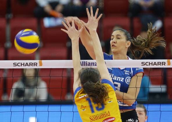 Stuttgart , Volleyball CEV Cup Lallianz MTV Stuttgart vs. Kohila VC , rechts: Micheli Tomazela Pissinato ( Allianz )