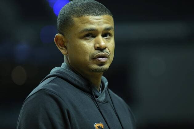 NBA, Training der Phonix Suns und Dallas Mavericks in Mexico City Phoenix Suns coach Earl Watson during a training session prior to their NBA Basketball Herren USA regular season s match against Dallas Mavericks at the Arena City in Mexico City, Mexico, 11 January 2017. EFE Jose Mendez PHOENIX SUNS TRAINING SESSION IN MEXICO !ACHTUNG: NUR REDAKTIONELLE NUTZUNG!  MEX001 20170111-636197630312323735