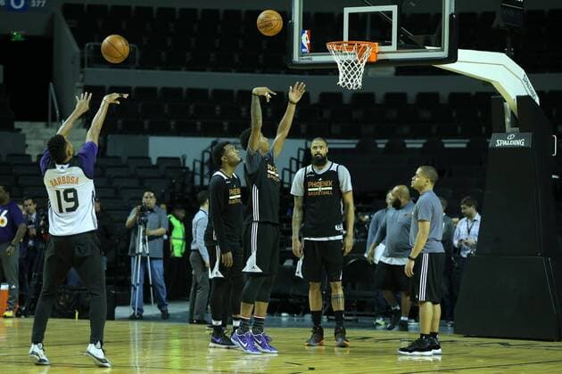 NBA, Training der Phonix Suns und Dallas Mavericks in Mexico City Phoenix Suns players during a training session prior to their NBA Basketball Herren USA regular season s match against Dallas Mavericks at the Arena City in Mexico City, Mexico, 11 January 2017. EFE Jose Mendez PHOENIX SUNS TRAINING SESSION IN MEXICO !ACHTUNG: NUR REDAKTIONELLE NUTZUNG!  MEX001 20170111-636197630366922335