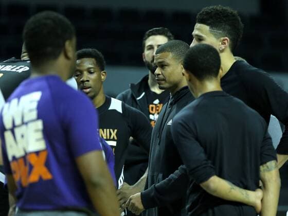 NBA, Training der Phonix Suns und Dallas Mavericks in Mexico City Phoenix Suns coach Earl Watson (C) gives his players directions during a training session prior to their NBA Basketball Herren USA regular season s match against Dallas Mavericks at the Arena City in Mexico City, Mexico, 11 January 2017. EFE Jose Mendez PHOENIX SUNS TRAINING SESSION IN MEXICO !ACHTUNG: NUR REDAKTIONELLE NUTZUNG!  MEX001 20170111-636197631020233583