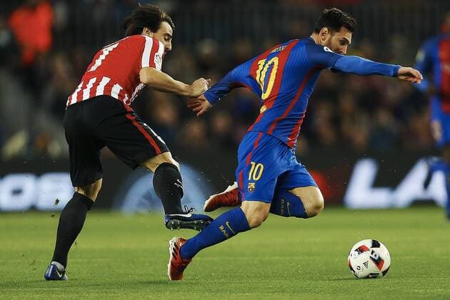 FC Barcelona Barca s Argentinian striker Lionel Andres Messi (R) fights for the ball with Athletic Bilbao s midfielder Benat Etxebarria during their King s Cup round of 16 second leg mathc at Camp Nou stadium in Barcelona, Catalonia, Spain, 11 January 2017. EFE Alejandro Garcia FC BARCELONA VS. ATHLETIC BILBAO !ACHTUNG: NUR REDAKTIONELLE NUTZUNG!  BCN001 20170111-636197675894881069