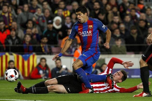 FC Barcelona Barca s Uruguayan striker Luis Alberto Suarez (up) fights for the ball with Athletic Bilbao s defender Saborit during their King s Cup round of 16 second leg mathc at Camp Nou stadium in Barcelona, Catalonia, Spain, 11 January 2017. FC BARCELONA VS. ATHLETIC BILBAO !ACHTUNG: NUR REDAKTIONELLE NUTZUNG!  BCN001 20170111-636197676512469233