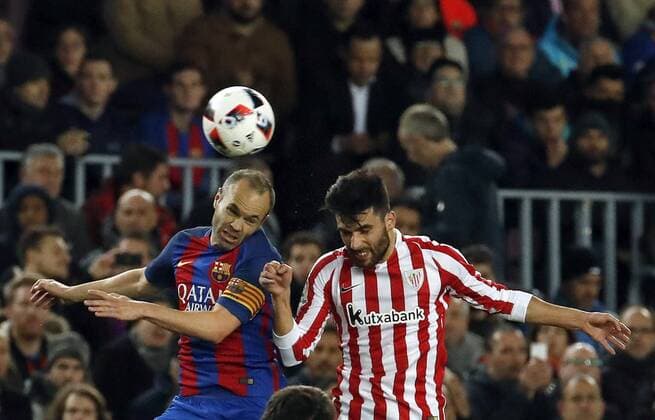FC Barcelona Barca s midfielder Andres Iniesta (L) goes for a header against Athletic Bilbao s defender Eneko Boveda during their King s Cup round of 16 second leg match at Camp Nou stadium in Barcelona, Catalonia, Spain, 11 January 2017. FC BARCELONA VS. ATHLETIC BILBAO !ACHTUNG: NUR REDAKTIONELLE NUTZUNG!  BCN001 20170111-636197678397992885