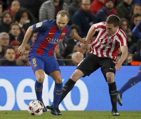 FC Barcelona Barca s midfielder Andres Iniesta (L) fights for the ball with Athletic Bilbao s midfielder Javier Eraso during their King s Cup round of 16 second leg match at Camp Nou stadium in Barcelona, Catalonia, Spain, 11 January 2017. FC BARCELONA VS. ATHLETIC BILBAO !ACHTUNG: NUR REDAKTIONELLE NUTZUNG!  BCN001 20170111-636197695238151480