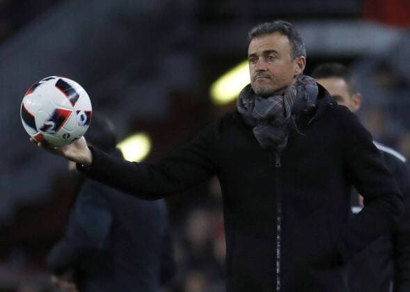 FC Barcelona Barca s coach Luis Enrique during the King s Cup round of 16 second leg match between FC Barcelona and Athletic Bilbao at Camp Nou stadium in Barcelona, Catalonia, Spain, 11 January 2017. FC BARCELONA VS. ATHLETIC BILBAO !ACHTUNG: NUR REDAKTIONELLE NUTZUNG!  BCN001 20170111-636197695264514973