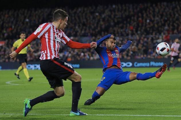 Athletic Bilbao s defender Gorka Elustondo (L) in action against FC Barcelona Barca s Brazilian Rafinha Alcantara during the King s Cup round of 16 second leg match at Camp Nou stadium in Barcelona, Catalonia, Spain, 11 January 2017. FC BARCELONA VS. ATHLETIC BILBAO !ACHTUNG: NUR REDAKTIONELLE NUTZUNG!  BCN001 20170111-636197719057686973