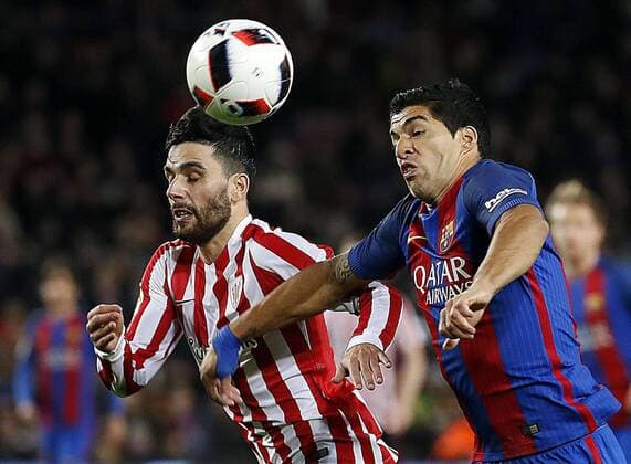 Fußball, Copa del Rey, FC Barcelona - Athletic Bilbao Athletic Bilbao s defender Eneko Boveda (L) fights for the ball with FC Barcelona Barca s Uruguayan Luis Suarez during their King s Cup round of 16 second leg match at Camp Nou stadium in Barcelona, Catalonia, Spain, 11 January 2017. FC BARCELONA VS. ATHLETIC BILBAO !ACHTUNG: NUR REDAKTIONELLE NUTZUNG!  BCN001 20170111-636197740436299742