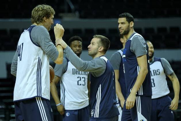 NBA, Training der Phonix Suns und Dallas Mavericks in Mexico City Dallas Mavericks players Dirk Nowitzki (L), Jose Juan Barea (C) and Salah Mejri (R) during a training session prior to their NBA Basketball Herren USA regular season s match against the Phoenix Suns at the Arena City in Mexico City, Mexico, 11 January 2017. EFE Jose Mendez DALLAS MAVERICKS TRAINING SESSION IN MEXICO !ACHTUNG: NUR REDAKTIONELLE NUTZUNG!  MEX001 20170111-636197743541868110