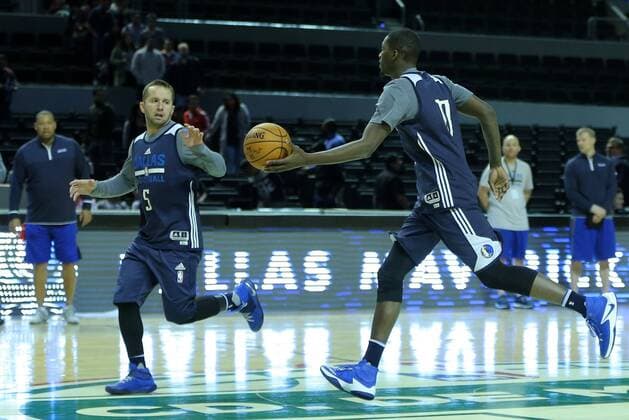 NBA, Training der Phonix Suns und Dallas Mavericks in Mexico City Dallas Mavericks players Jose Juan Barea (L) and Dorian Finney-Smith during a training session prior to their NBA Basketball Herren USA regular season s match against the Phoenix Suns at the Arena City in Mexico City, Mexico, 11 January 2017. EFE Jose Mendez DALLAS MAVERICKS TRAINING SESSION IN MEXICO !ACHTUNG: NUR REDAKTIONELLE NUTZUNG!  MEX001 20170111-636197744820099334