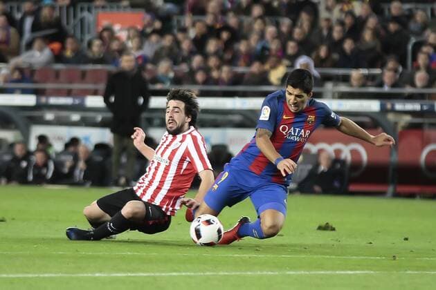 FuÃŸball, Copa del Rey, FC Barcelona - Athletic Bilbao 11.01.2017, Nou Camp, Barcelona, Spain. Copa del Rey, 2nd leg. FC. Barcelona versus Athletico Bilbao. Suarez if fouled on the edge of the penalty box during the match xAngelxBoludax  ActionPlus11828430