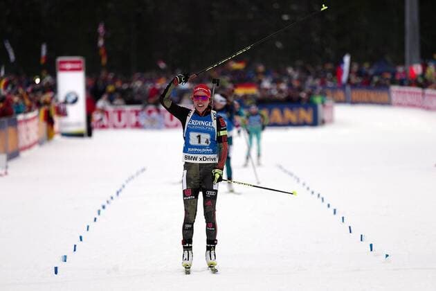 12.01.2017, xovx, Biathlon, Weltcup in Ruhpolding, Staffelwettkampf der Frauen, emspor , Laura Dahlmeier (Deutschland) siegt im Staffelrennen der Frauen und laeuft jubelnd in das Ziel ein, Aktion. Ruhpolding